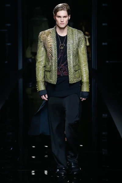 Look 16
